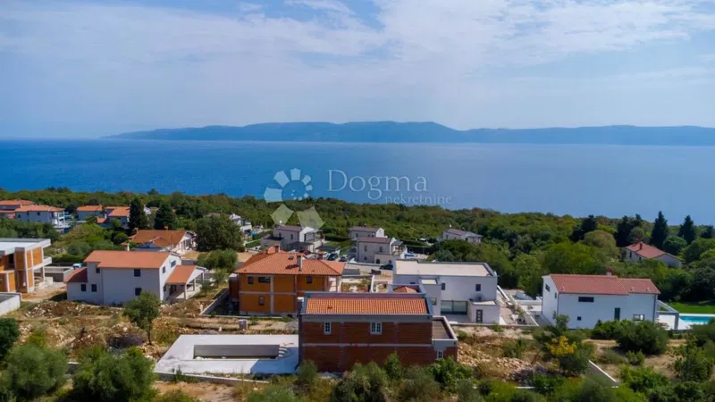 EKSKLUZIVNO – Građevinsko zemljište s pogledom na more, projekt i prijava gradnje – 1.948 m²