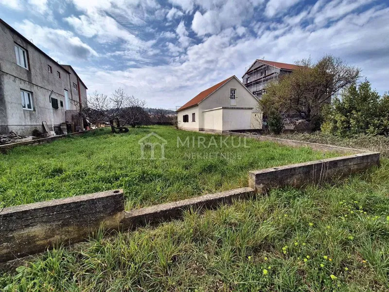 Nekretnine Murter, Građevinsko zemljište na mirnoj lokaciji