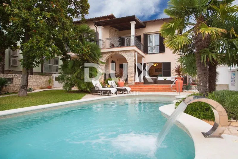 ISTRIA, UMAG - Unique villa with swimming pool, first row to the sea – 2