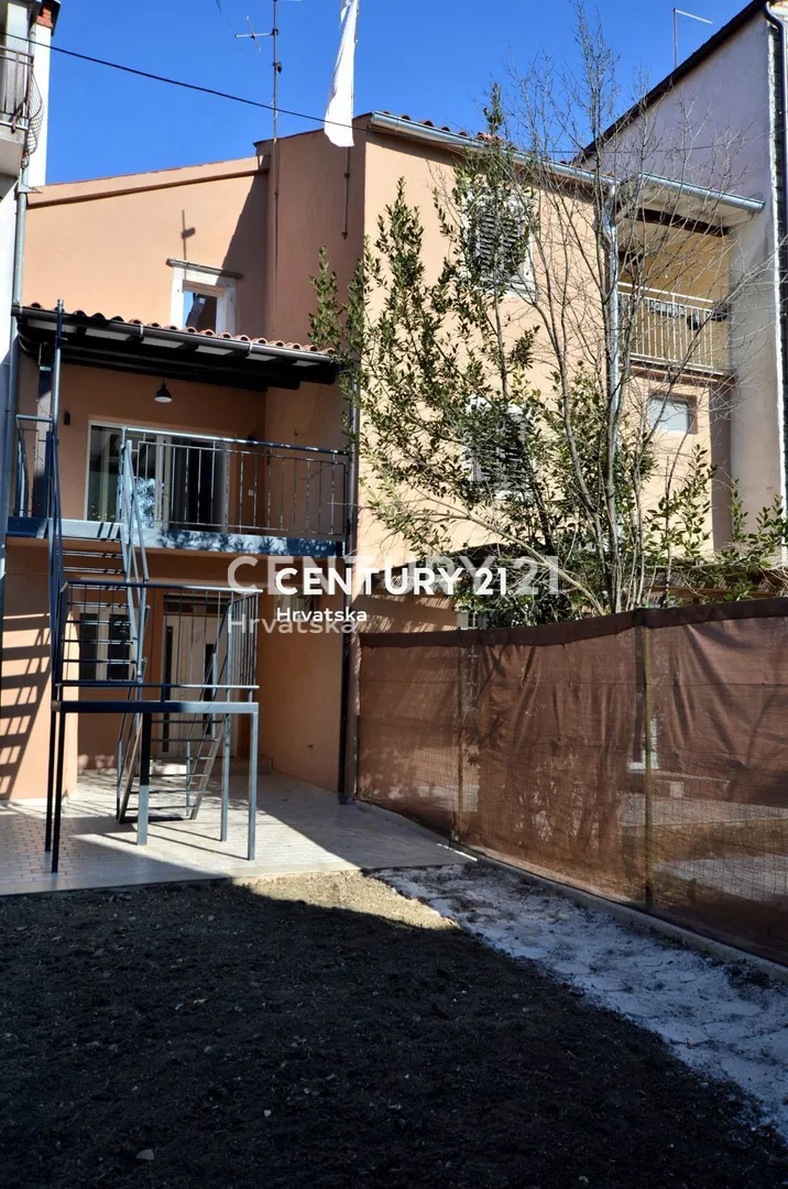PAZIN, KUĆA U NIZU, PRIVREMENO SNIŽENA CIJENA