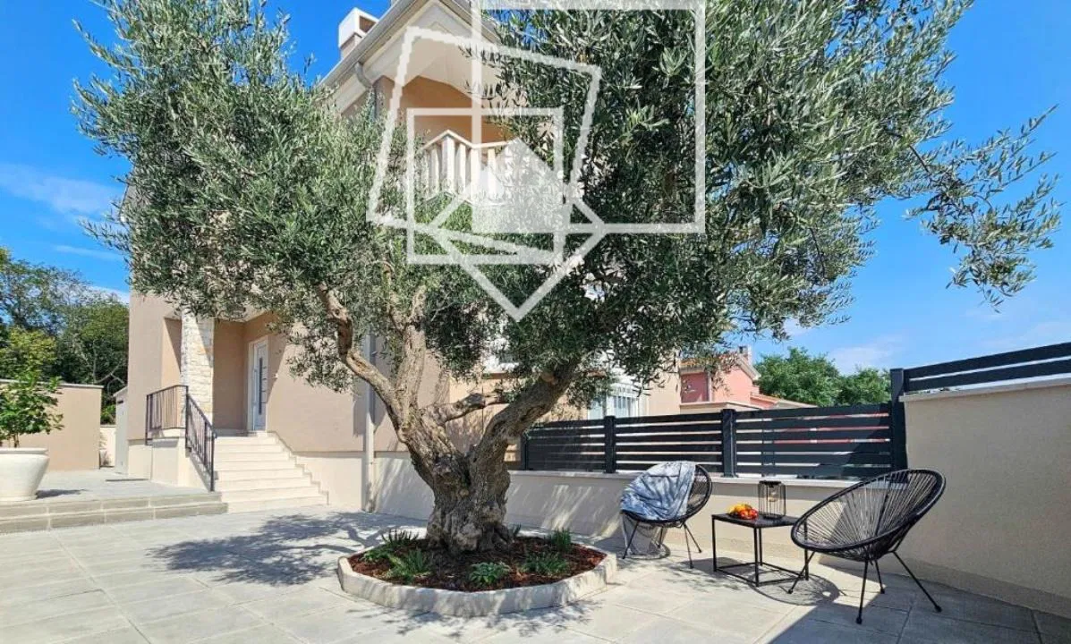 Zambratija, Obiteljska kuća s 3 apartmana i bazenom – 500 m od mora
