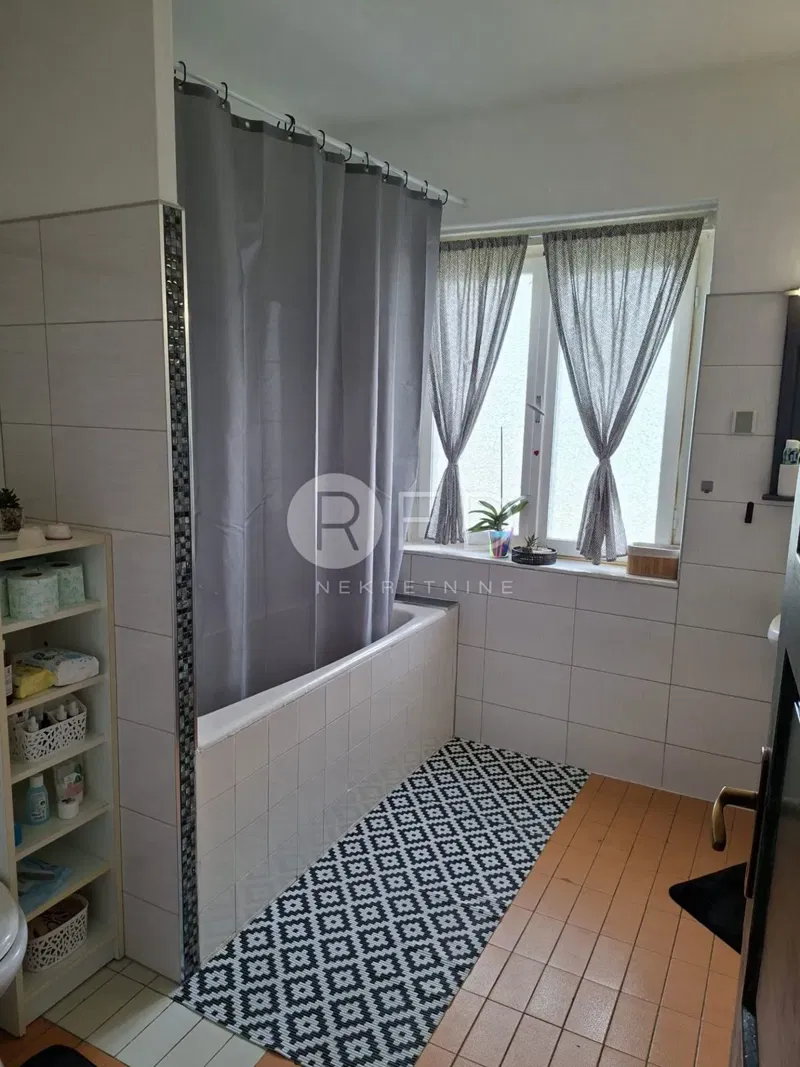 POŽEGA TROSOBAN STAN 72m2 BLIZINA BOLNICE