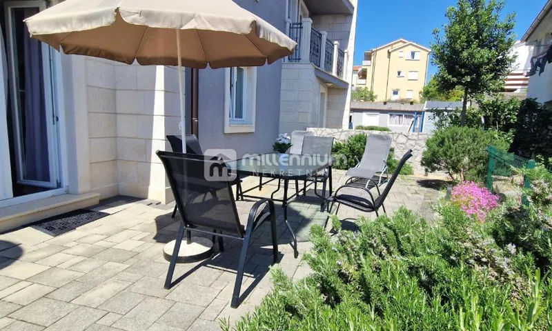 Krk, 42.68m2, 2s+db s vrtom, terasom i pogledom na more – 2