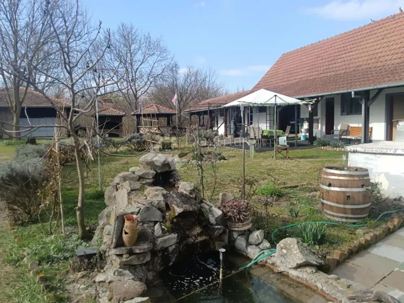 Kuća u prirodi s jezerom i velikim imanjem