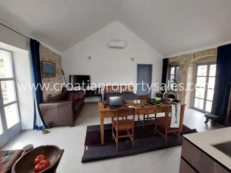 Hvar, old stone house for sale, 445.000 € – 3