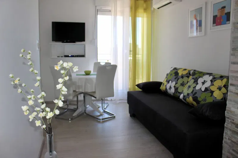 Luminoso appartamento con una camera da letto e vista mare – 2