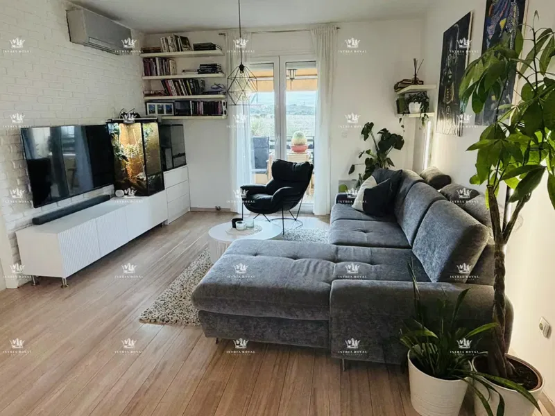 Istra, Pula, moderne Wohnung 105m², Parkplatz, 2 Schlafzimmer + Wohnzimmer, Terrasse, zusätzliches Dachgeschoss