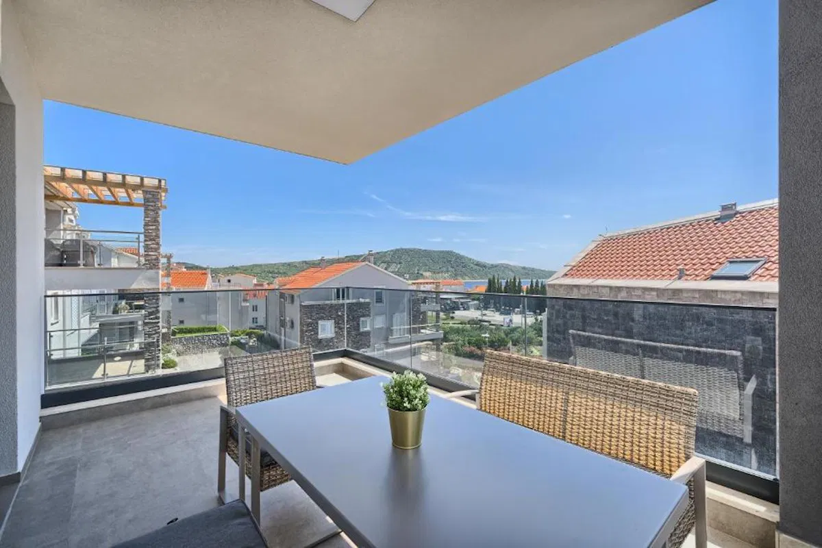 Primošten, blizina centra, dvosoban stan s liftom, na prvom katu