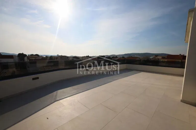 Vodice, 3-room apartment with 143.61 m² of living space and a rooftop terrace of 43.88 m² – 3