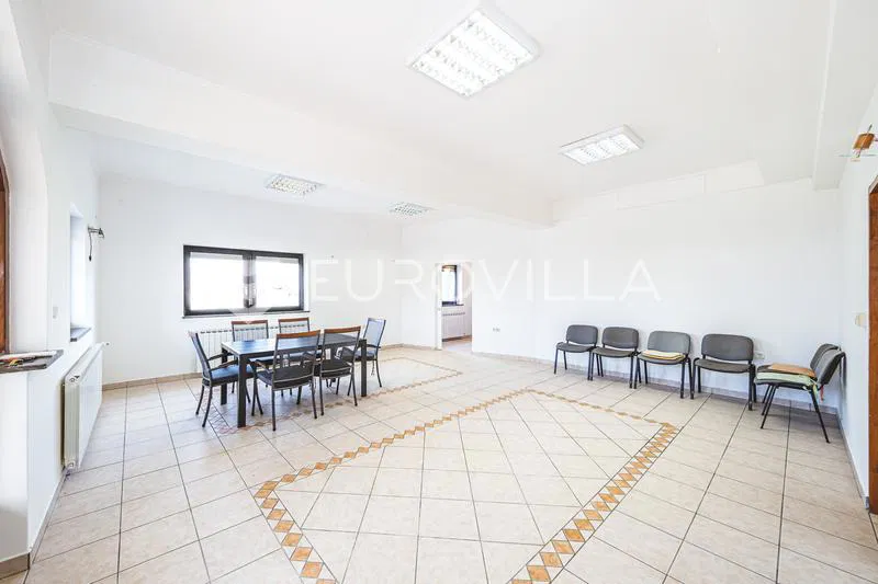 Sveta Nedjelja, Kerestinec, poslovni prostor 70 m², parking
