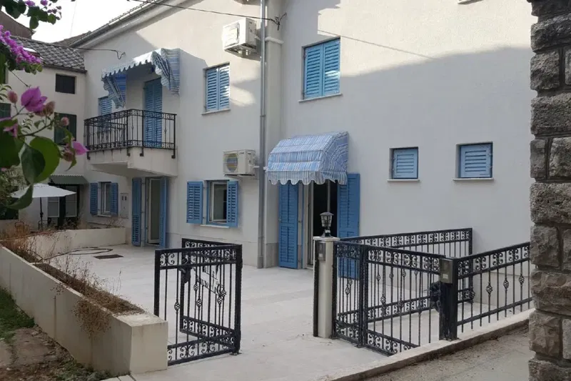 Three-storey house near the center – 2