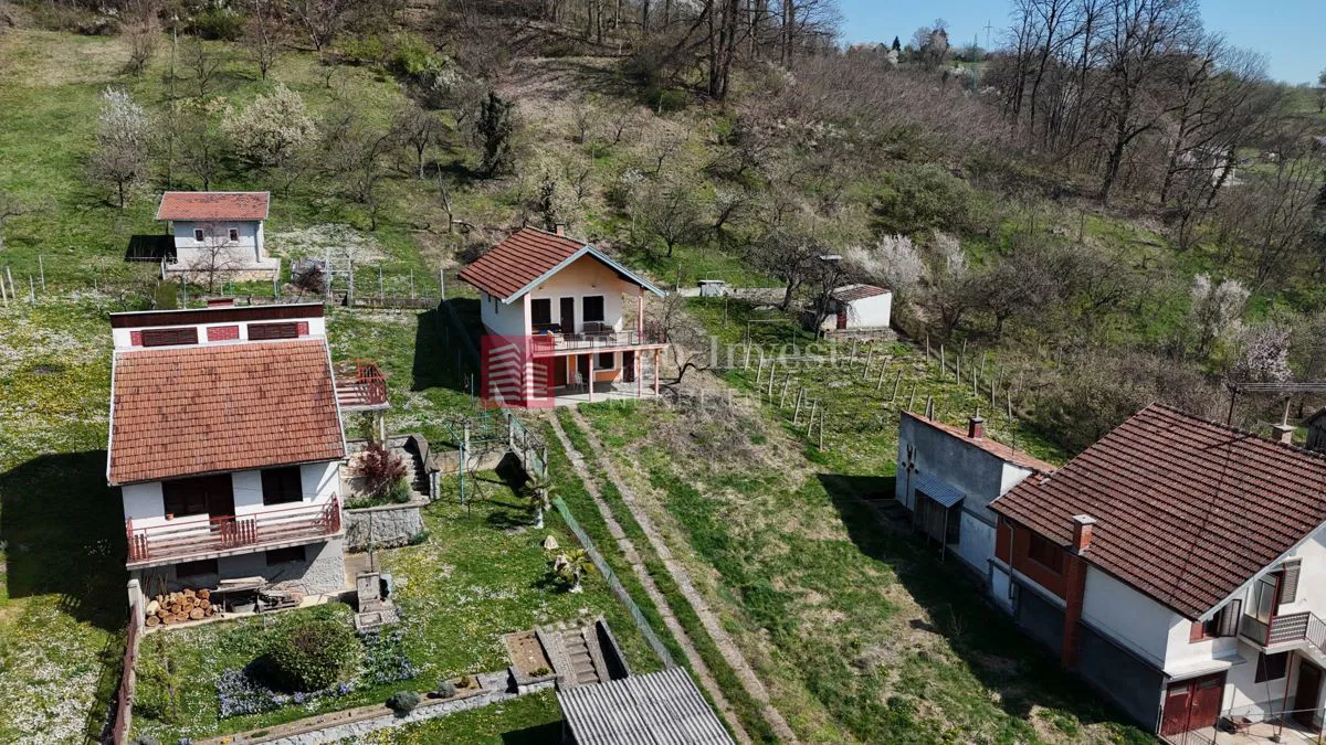 BROD. VINOGORJE vikend kuća 50 m², parcela 1.230 m²