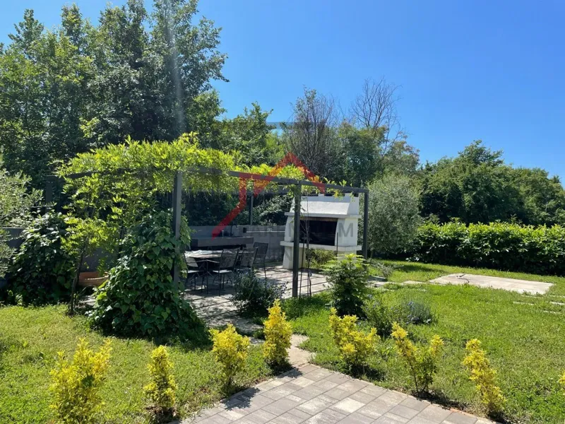 Modern house with a garden, 5 km from Poreč - quiet location, last in a row – 2