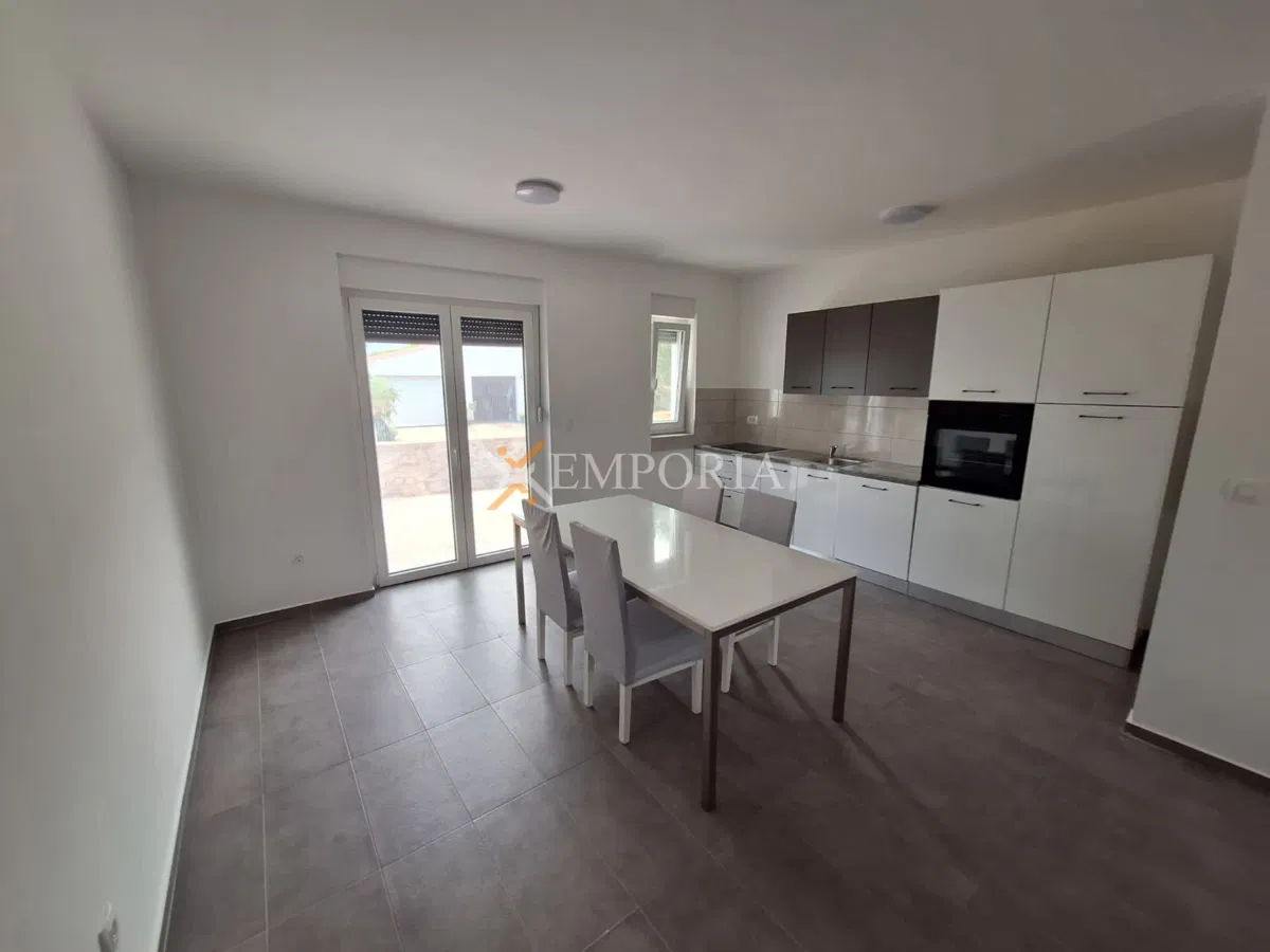 Ražanac – apartman u prizemlju s vrtom i parkingom