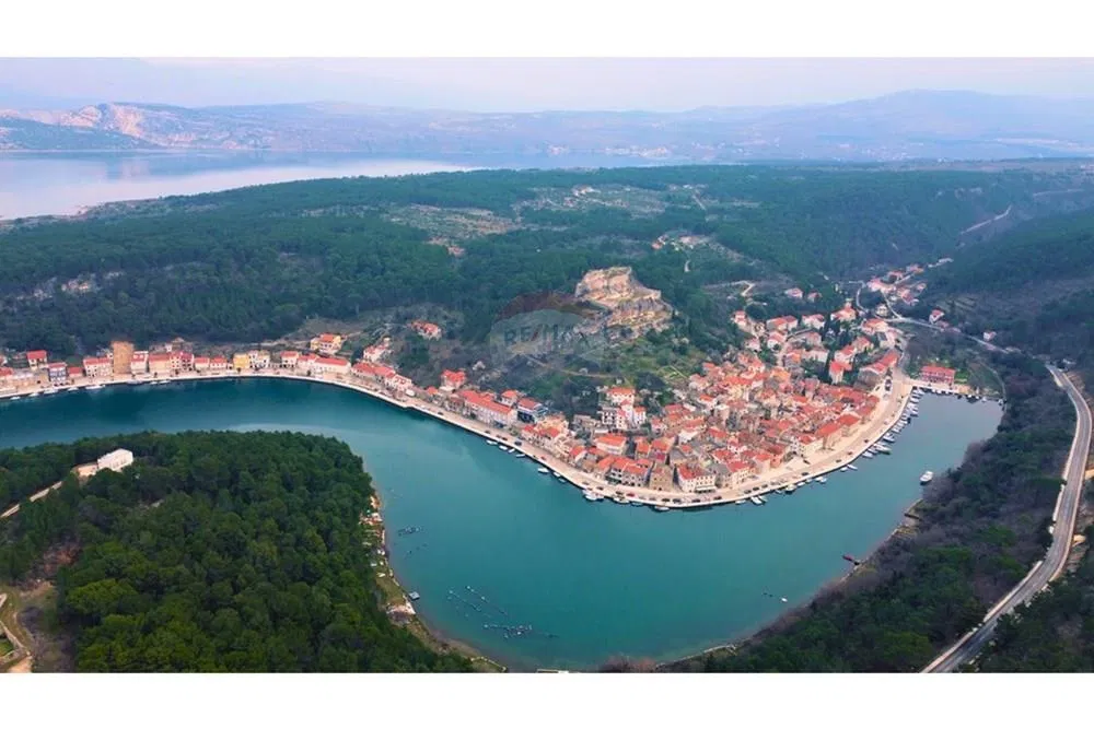 Super lokacija: 462 m² građevinskog zemljišta – 150 m od mora