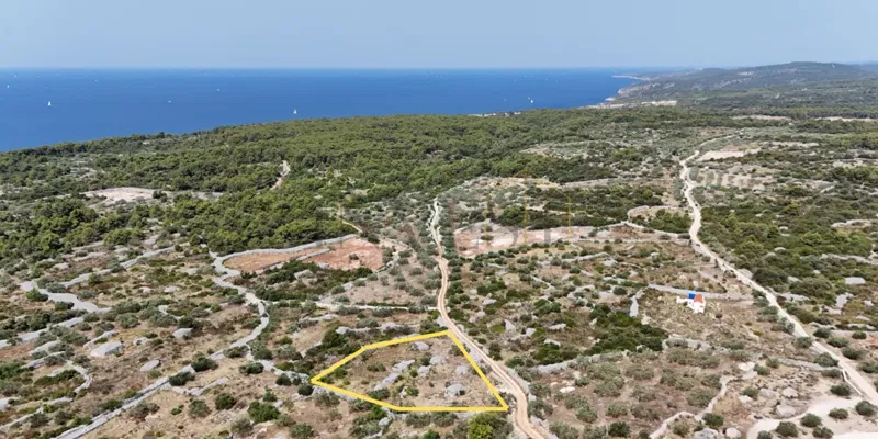 ŠOLTA, GORNJE SELO – 2640 m2, MASLINIK S VODOM NA PARCELI
