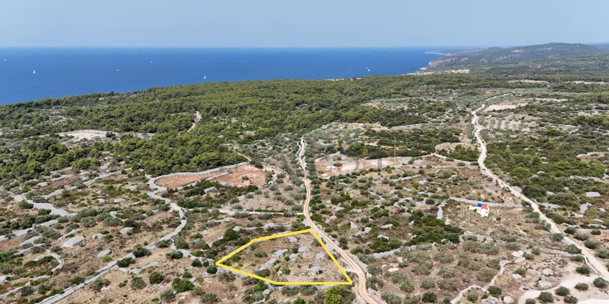 ŠOLTA, GORNJE SELO – 2640 m2, MASLINIK S VODOM NA PARCELI