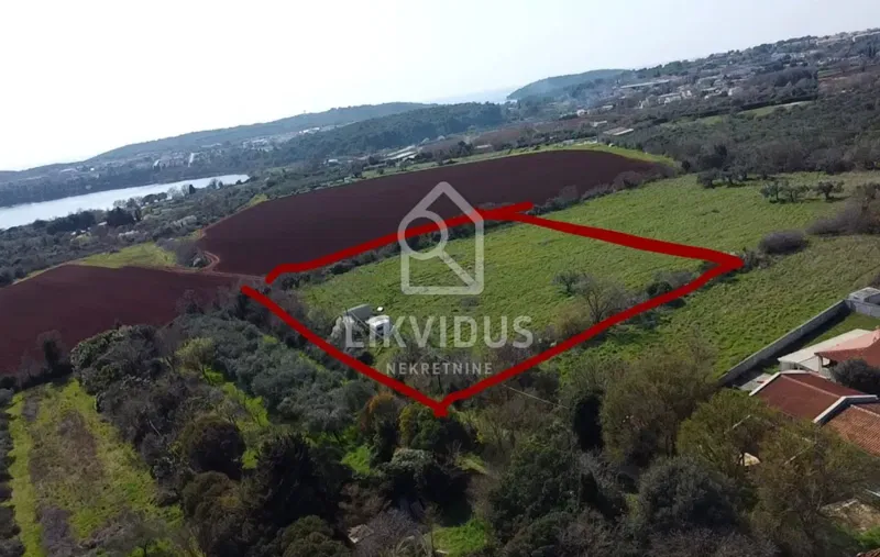 Landwirtschaftliches Grundstück, 6.618 m², Pomer, mit legalisiertem Objekt von ca. 30 m²