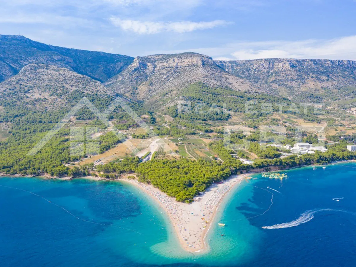 Immobili Brač - Casa in pietra a schiera con garage e giardino a Bol, in vendita