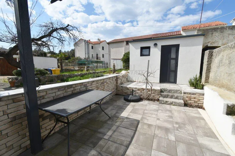 Prekrasna, renovirana kuća s okućnicom na 150m od mora! Punat – 3