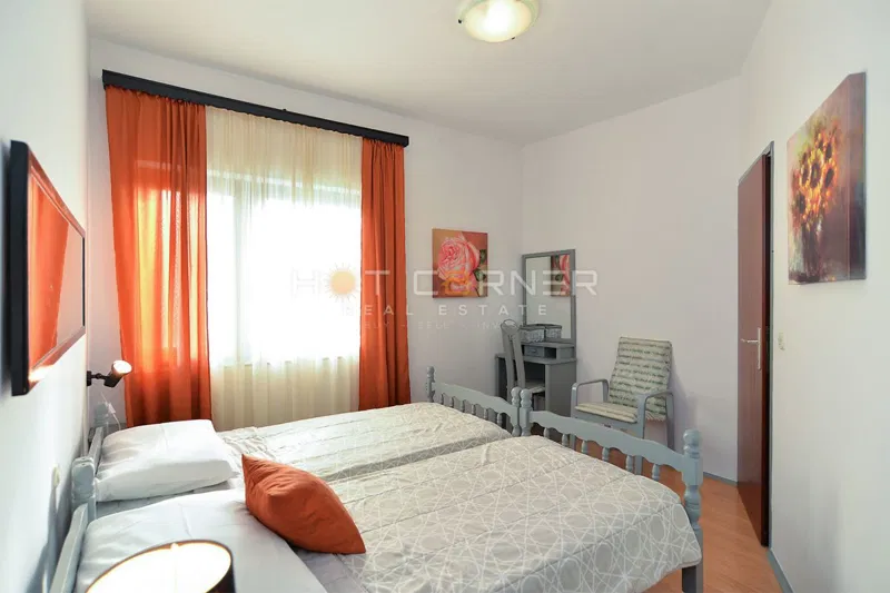 Pomer, kuća sa 3 stana i dvorištem u blizini mora – 3