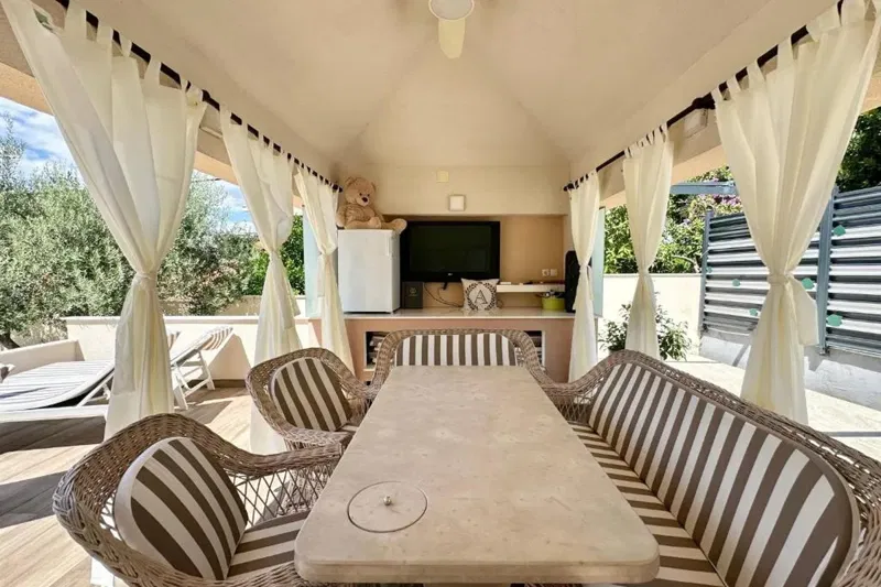 Appartamento moderno con vista mare e piscina – 2