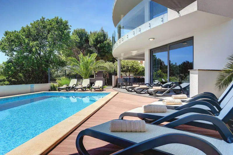 Villa with pool and sea view – 2
