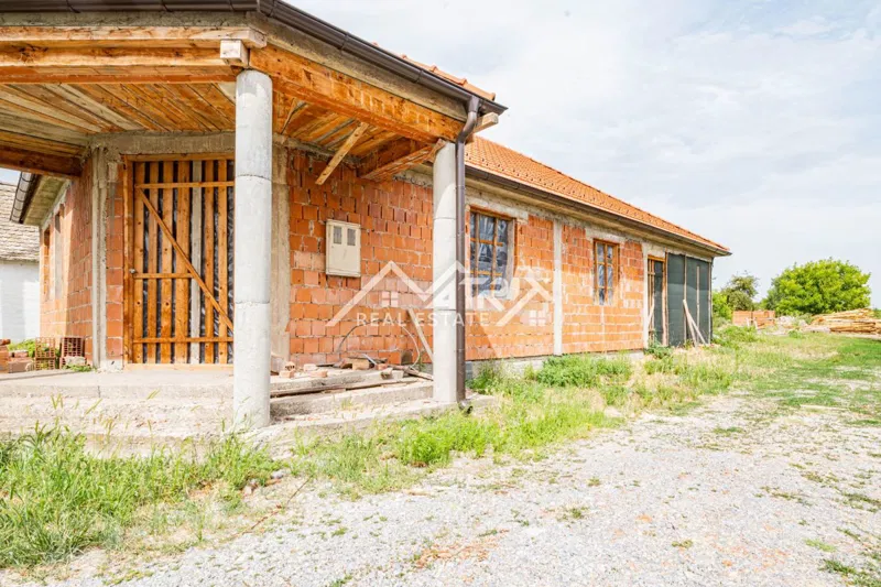Poganovci, kuća u izgradnji s potkrovljem i dvorištem – 3