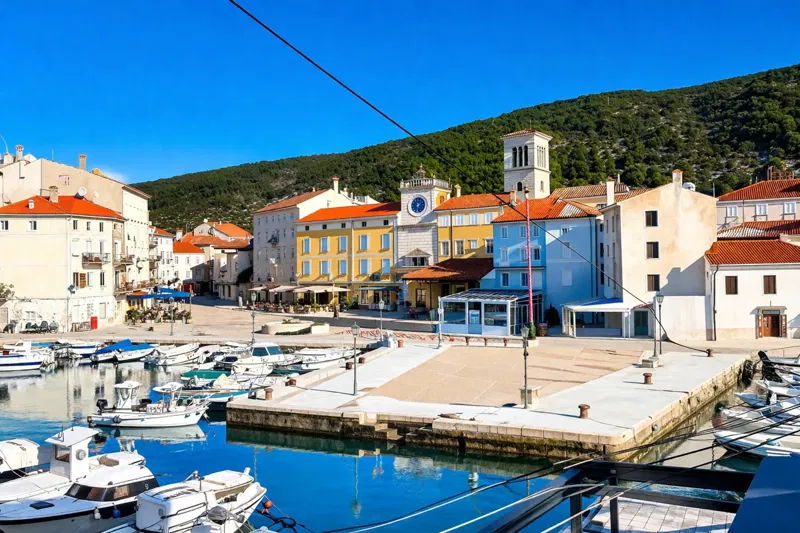 Ekskluzivna prodaja - stan na rivi, 1.red do mora - Cres, centar