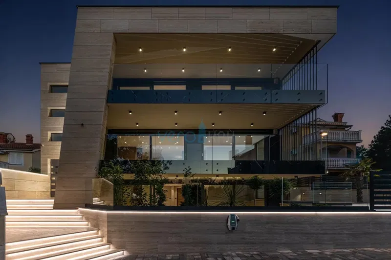 Malinska, isola di Krk, appartamento di lusso con piscina al piano terra, nuova costruzione, giardino, a 150 m dal mare, in vendita – 3