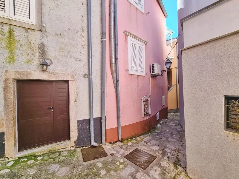Krk, casa bifamiliare in posizione eccellente, proprio vicino al mare! – 3