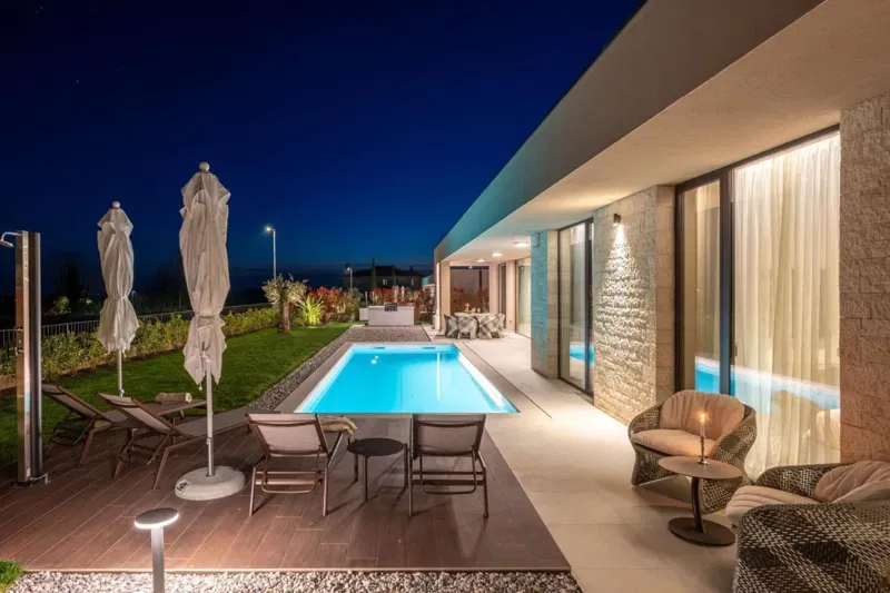 Villa di design al piano terra con piscina e dotazioni di alta gamma – 2