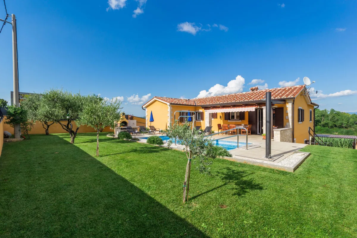 Freistehendes Haus mit Swimmingpool und Blick auf das märchenhafte Motovun