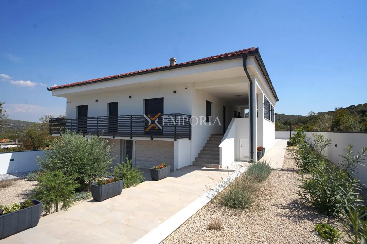 Hiša z bazenom 226 m² – Donja Jagodnja