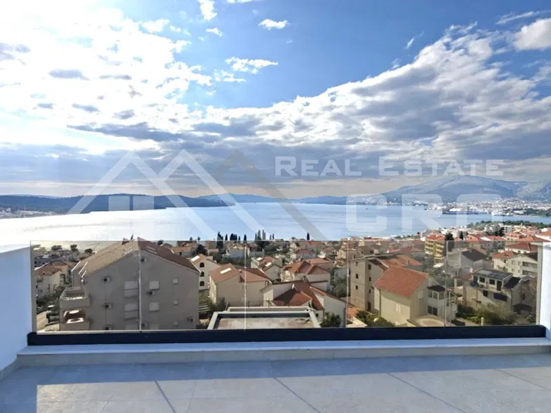 Ciovo Immobilien – Modernes Penthouse mit Dachterrasse und spektakulärem Meerblick, zum Verkauf