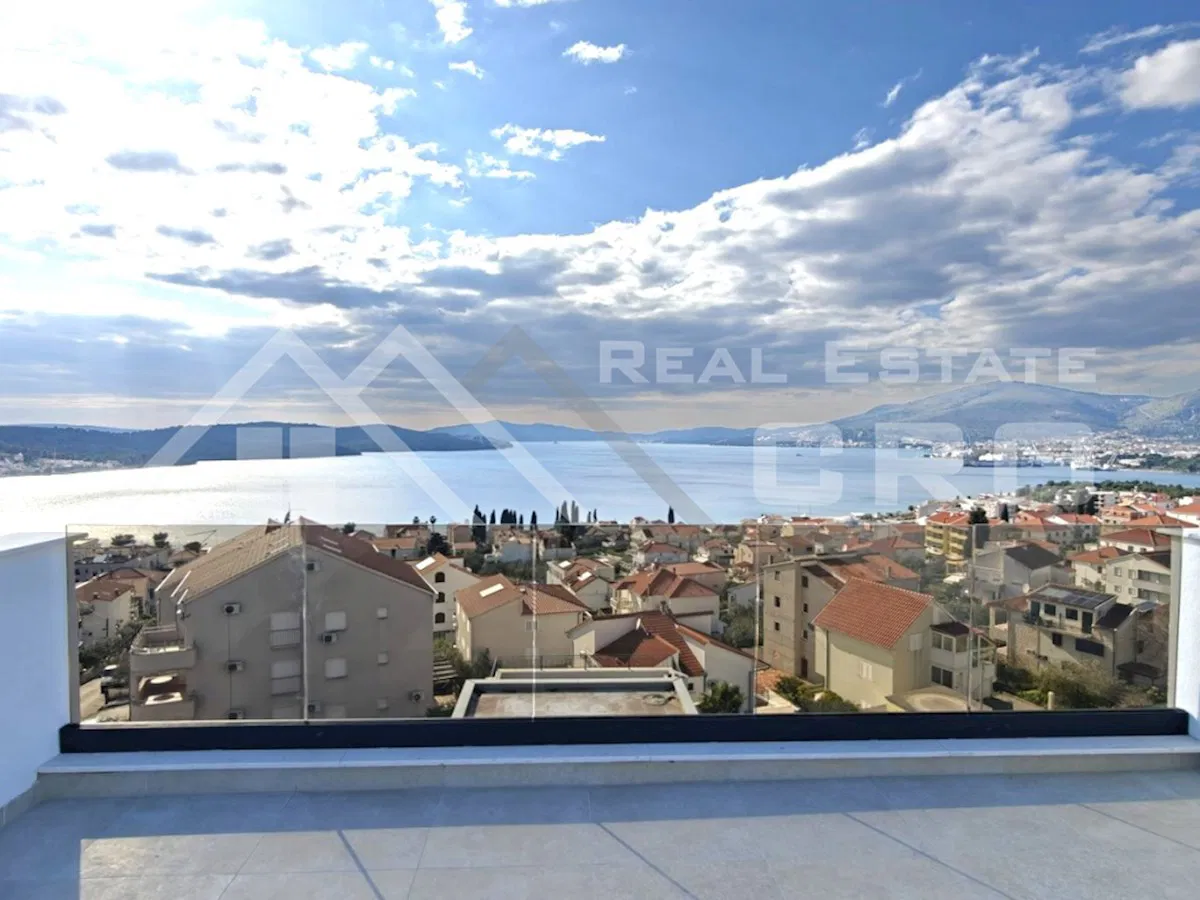 Immobili Čiovo – Attico moderno con terrazza sul tetto e vista spettacolare sul mare, in vendita
