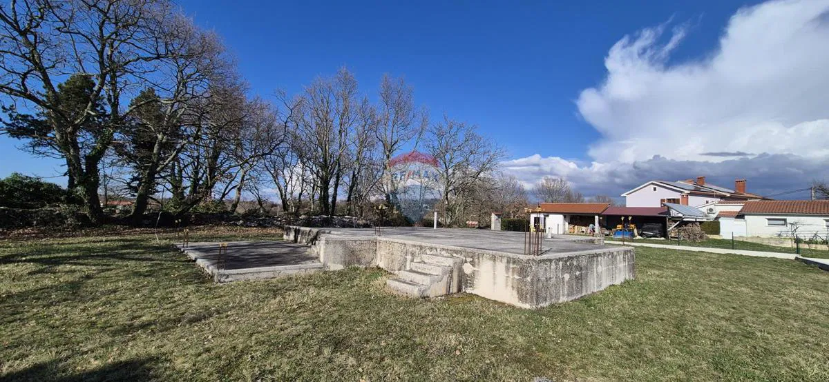 Istra, Tinjan okolica - građevinsko zemljište sa građevinskom dozvolom i započetom gradnjom