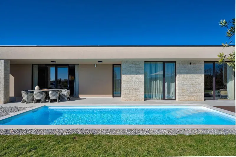 Single-storey villa with pool and open sea views – 2