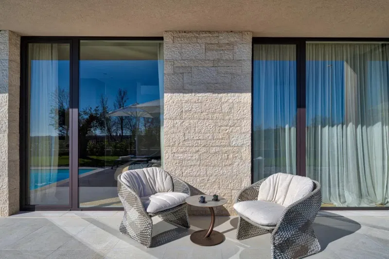 Single-storey villa with pool and open sea views – 3