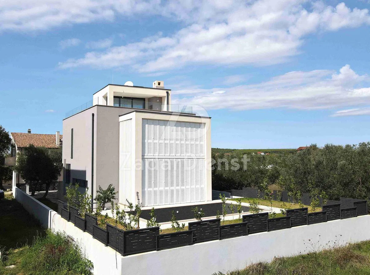 Moderna Vila sa bazenom i pogledom na more u Sukošanu