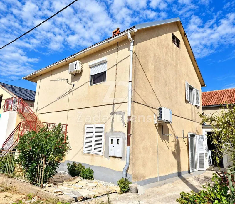 Zweizimmerwohnung im ersten Stock in Gornji Karin