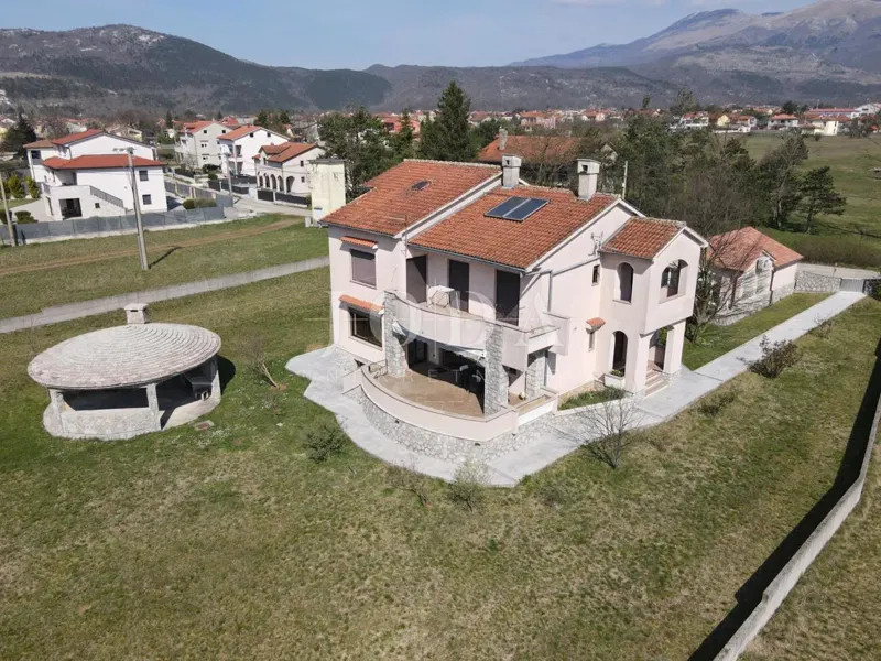 Grobnik,samostojeća kuća sa poslovnim prostorom na velikoj okućnici