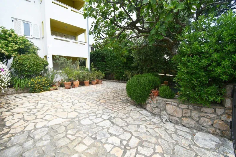 Apartman s prekrasnom okućnicom! Grad Krk - okolica! – 2