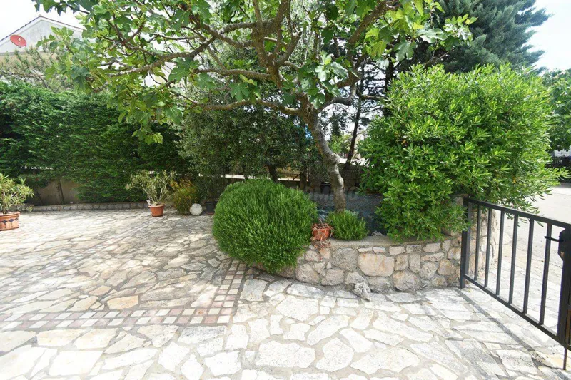 Apartman s prekrasnom okućnicom! Grad Krk - okolica! – 3