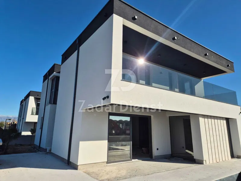 Moderna Vila s bazenom od 179,58 m2 u Privlaci – 2