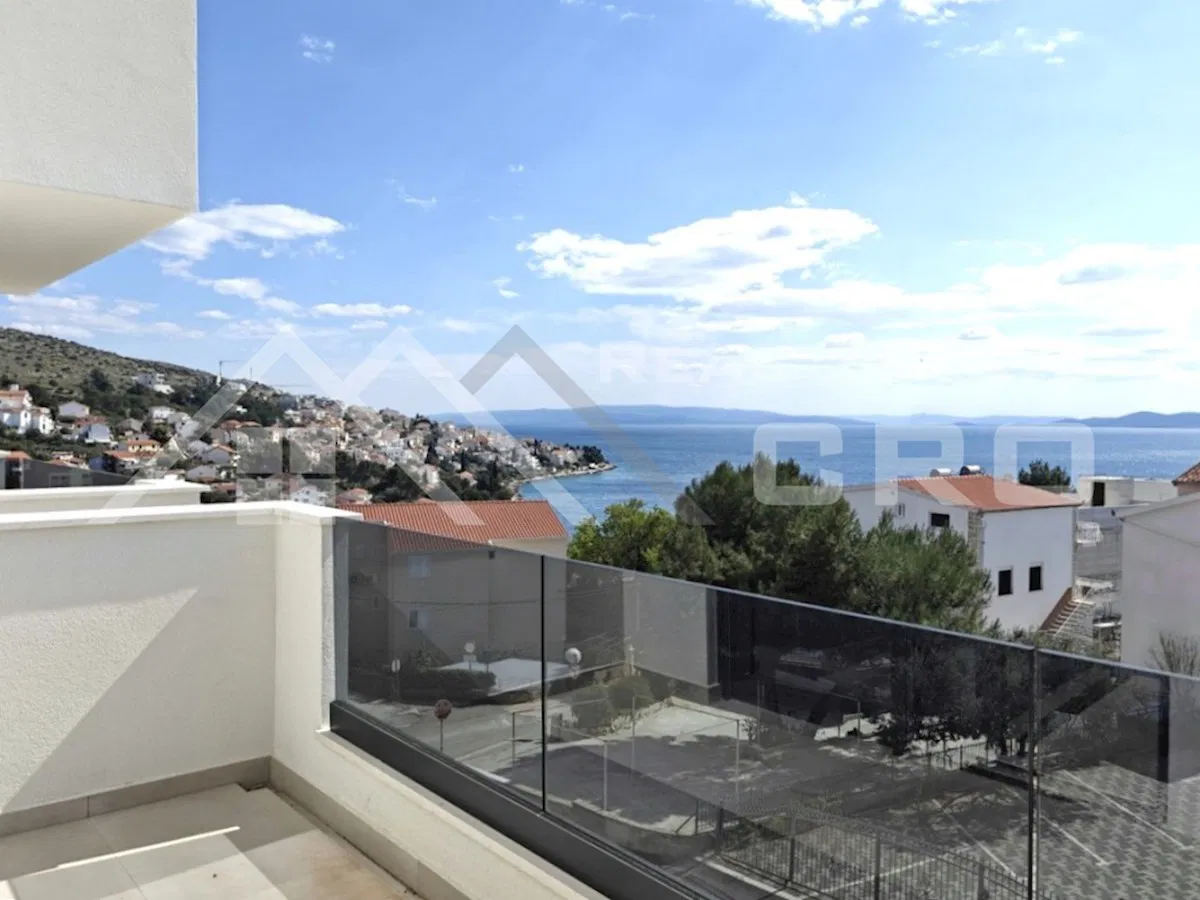 Immobili Čiovo – Appartamento con due camere in edificio moderno con ascensore, vicino al mare e alla spiaggia, in vendita