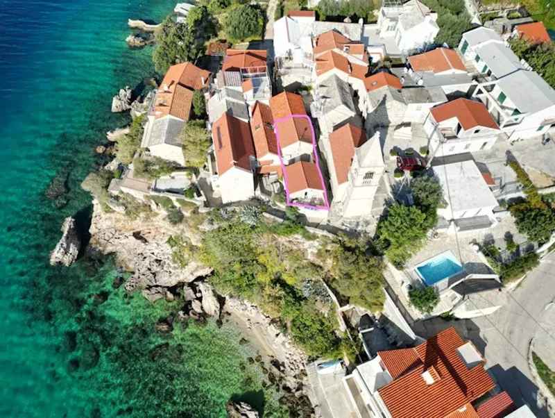 KAMENA KUĆA PRVI RED UZ MORE