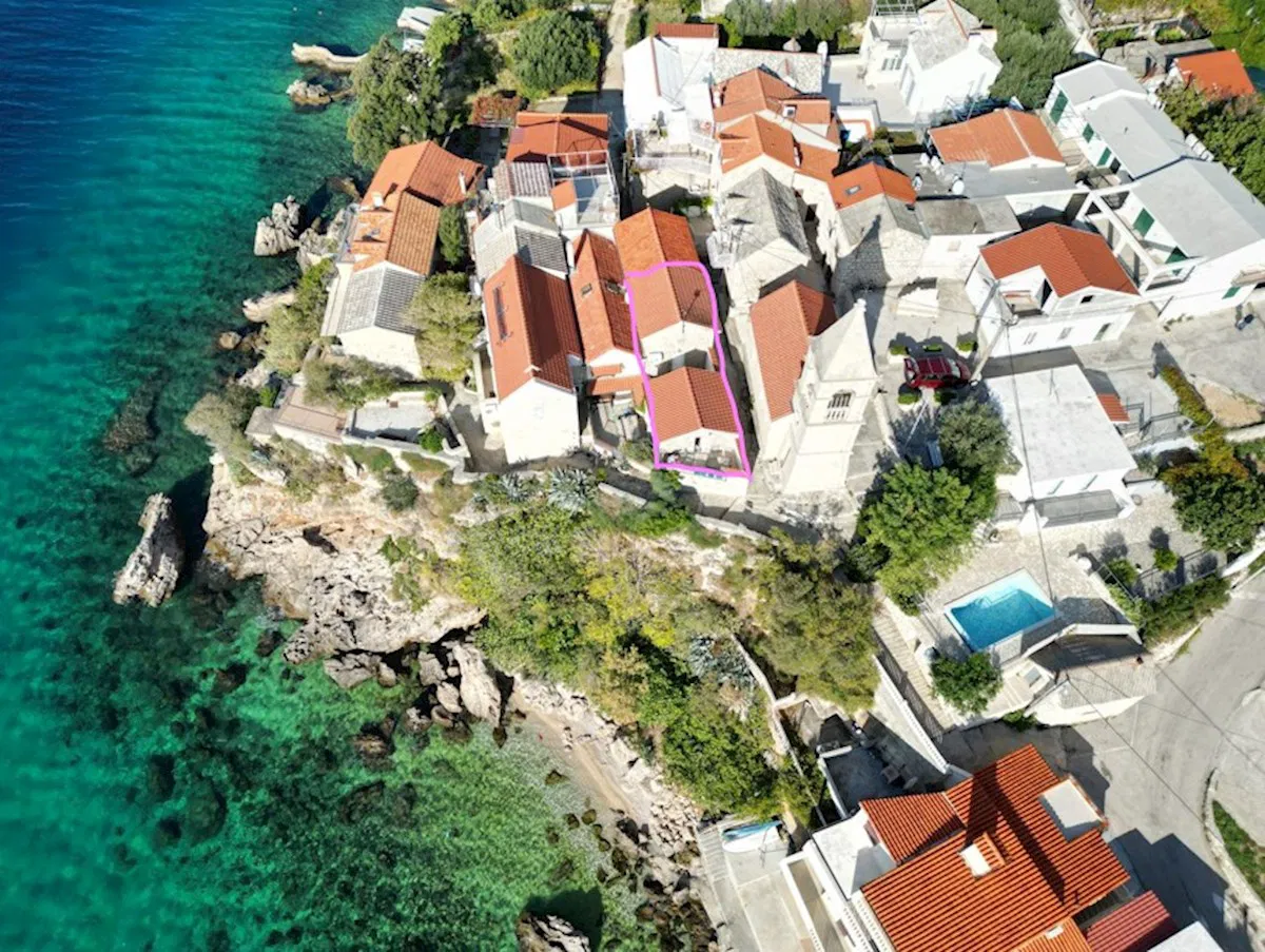 KAMENA KUĆA PRVI RED UZ MORE