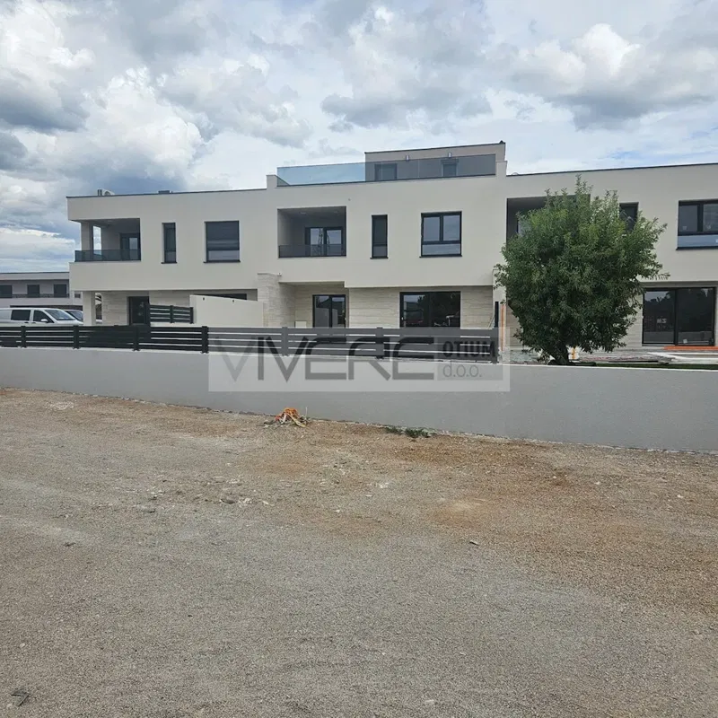 Modern end-of-terrace house with private pool and garden – 2