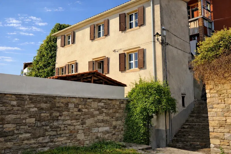Motovun – kamena kuća s panoramskim pogledom i velikom okućnicom